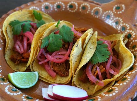  Cochinita Pibil: A Symphony of Slow-Cooked Pork and Citrusy Agave Nectar Explosion!