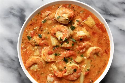  Moqueca de Camarão: An Explosion of Tropical Flavors Meets Creamy Coconut Comfort!