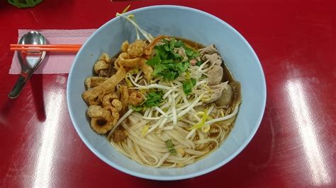  ก๋วยเตี๋ยวเนื้อซี่โครงหมูแดง  รสชาติเข้มข้น! โรยหน้าด้วยเครื่องปรุงที่หลากหลาย