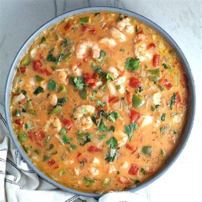  Moqueca de Camarão: A Delicious Fusion of Spicy Seafood Stew and Fragrant Coconut Milk Delight!