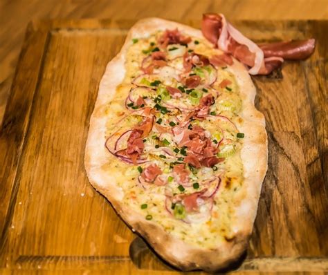  Tarte Flambée: An Unexpected Symphony of Thin Crust and Creamy Delight!